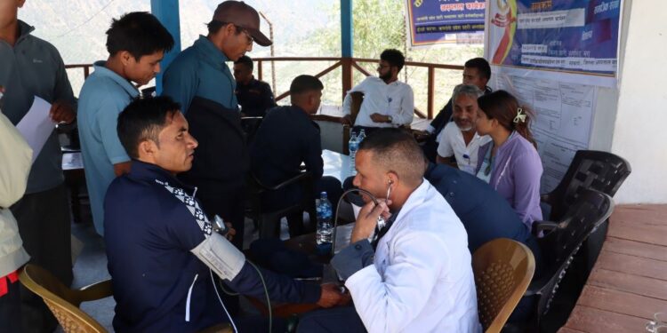 प्रहरी, पत्रकार र स्थानीयलाई निःशुल्क स्वास्थ्य परीक्षण तथा औषधि वितरण