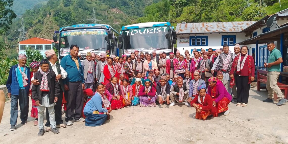 हलेसी महादेव मन्दिर भ्रमणमा निस्किए लिखुपिकेका जेष्ठ नागरिक