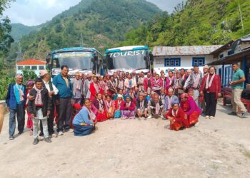 हलेसी महादेव मन्दिर भ्रमणमा निस्किए लिखुपिकेका जेष्ठ नागरिक