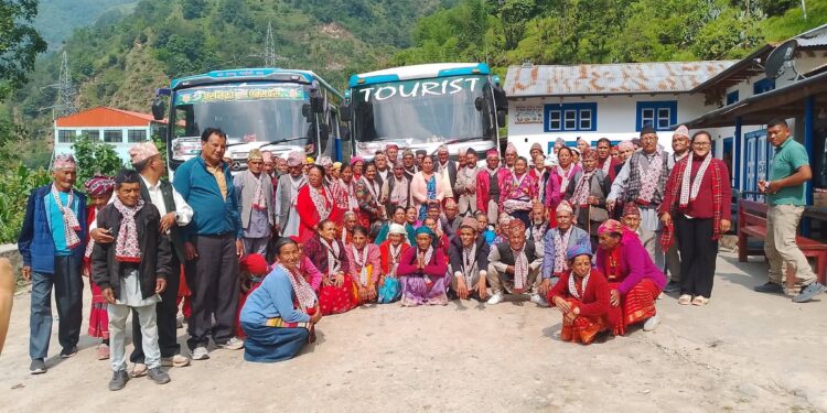 हलेसी महादेव मन्दिर भ्रमणमा निस्किए लिखुपिकेका जेष्ठ नागरिक