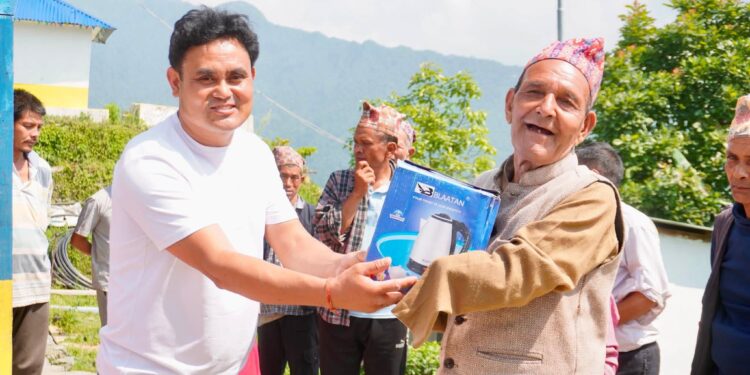 सोताङ–१ मा अपाङ्गता भएका व्यक्तिलाई विद्युतीय जग वितरण