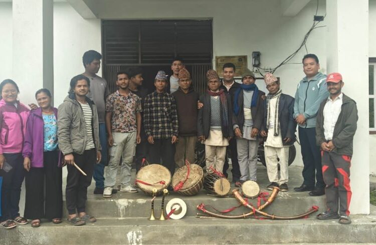 थुलुङ दुधकोशी–७ द्वारा नौमती बाजा वितरण