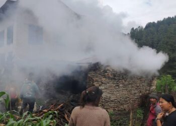 सोलुखुम्बुमा बिहानै आगलागी, वृद्धाको घर जलेर नष्ट