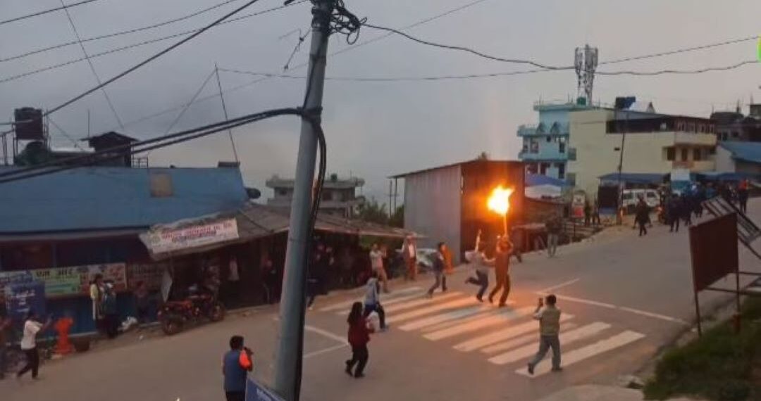 प्रधानमन्त्री बालेनविरुद्ध खोटाङमा विद्यार्थी संगठनको प्रदर्शन, पुतला दहन