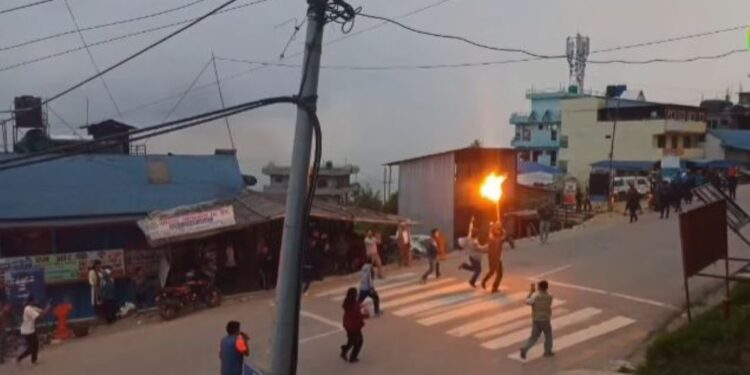 प्रधानमन्त्री बालेनविरुद्ध खोटाङमा विद्यार्थी संगठनको प्रदर्शन, पुतला दहन