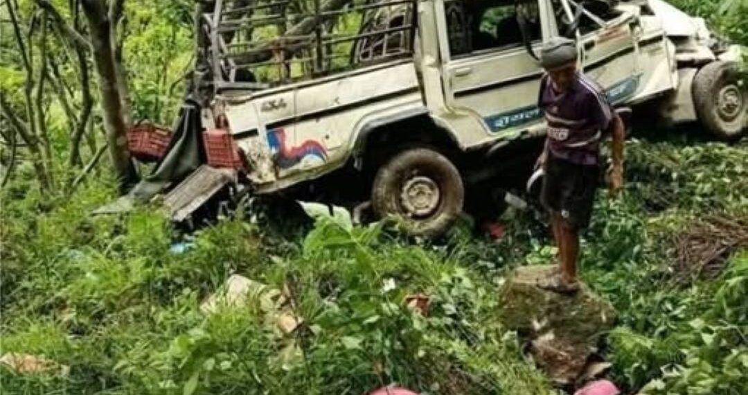 सोताङमा बोलेरो दुर्घटना, चालकसहित तीन जना घाइते