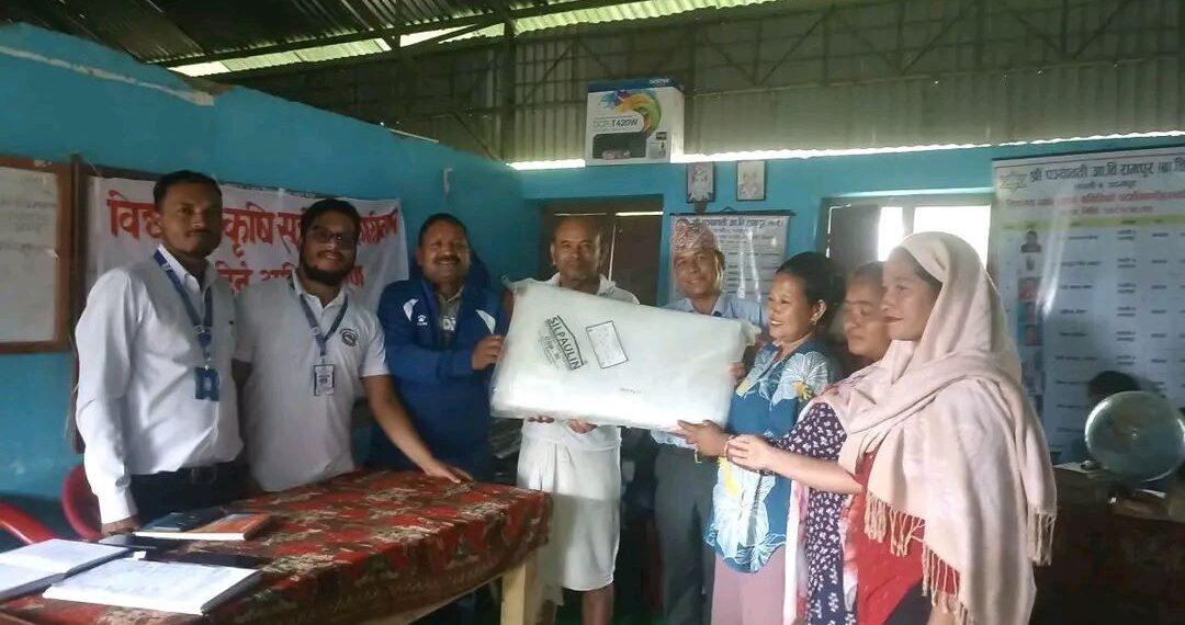 विद्यालय शिक्षालाई कृषिसँग जोड्दै ताप्ली गाउँपालिकाद्वारा कृषि सामग्री सहयोग