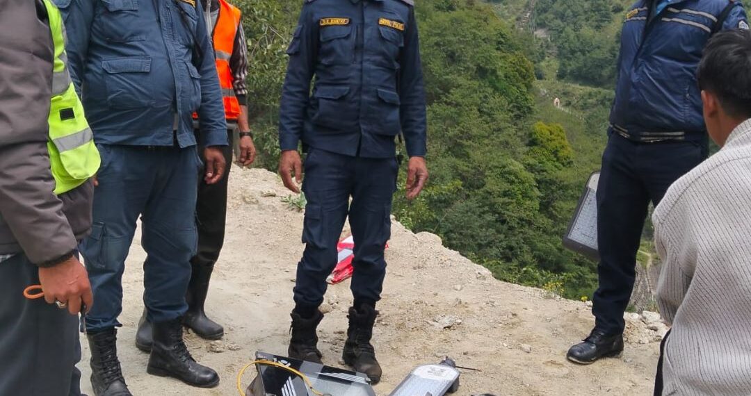 साल्मे पहिरो क्षेत्रमा दुर्घटना न्यूनीकरणका लागि विद्युतिय पोल र हेलेजेन लाइट जडान