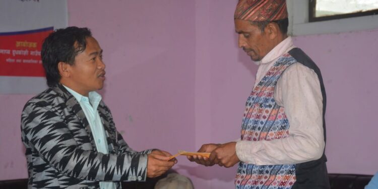माप्य दुधकोशीमा अपाङ्गता भएका व्यक्तिलाई उपचार सहयोग, व्यवसाय अनुदान र शैक्षिक सामग्री वितरण