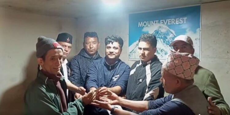 तिङ्लामा चट्याङबाट पशुचौपाया मरेपछि पीडित परिवारलाई राहत सहयोग
