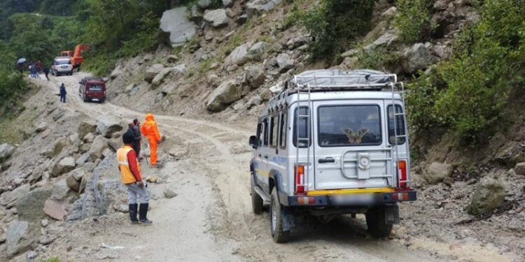  सोलुका नयाँ सीडीओ मगरको पहिलो अनुगमन, साल्मे पहिरोबाट सडक आवागमन अवरुद्ध हुन नदिने प्रतिवद्धता 