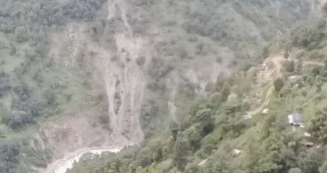 सोताङमा पहिरोबाट तीन परिवार विस्थापित