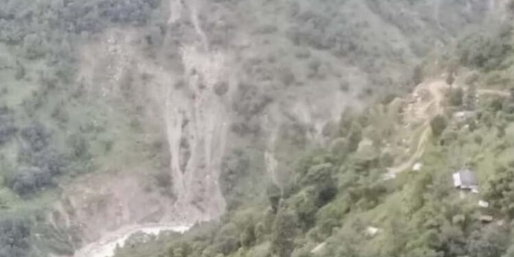 सोताङमा पहिरोबाट तीन परिवार विस्थापित