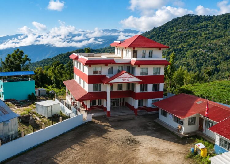  दिप्रुङमा काठ ढुवानीका कारण सडक जर्जर, मर्मत गर्न गाउँपालिका र व्यवसायी बिच सहमति 
