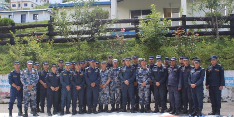 सोलुखुम्बुमा नेपाल प्रहरी र सशस्त्र प्रहरीबीच विपद् उद्धार सामग्री प्रयोगसम्बन्धी संयुक्त अभ्यास