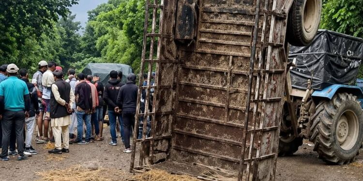 खोटाङमा ट्याक्टर दुर्घटना हुँदा एक बालकको मृत्यु, १९ घाइते