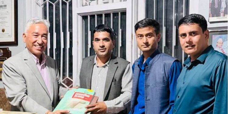 सोलुखुम्बुका सांसद कार्कीद्वारा विद्यालयलाई पाठ्यपुस्तक सहयोग, चुनावी प्रतिबद्धता कार्यान्वयन सुरु