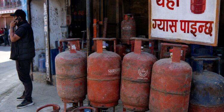  २–४ थान सिलिन्डरको भरमा सोलुखुम्बु, खाना पकाउने ग्यासको चरम अभाव