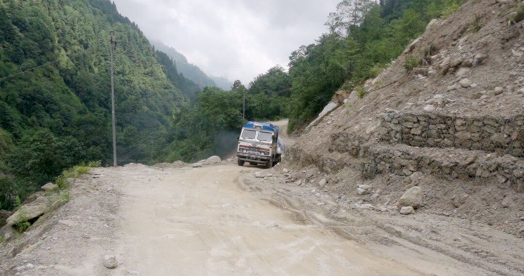सिद्धिचरण राजमार्गको साल्मे खण्डमा रात्रिकालीन आवागमन बन्द
