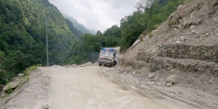 सिद्धिचरण राजमार्गको साल्मे खण्डमा रात्रिकालीन आवागमन बन्द