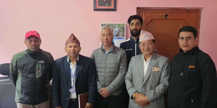 सम्पर्कविहीन जिल्लाबासीको अवस्था बुझ्न सांसद कार्की रसुवामा