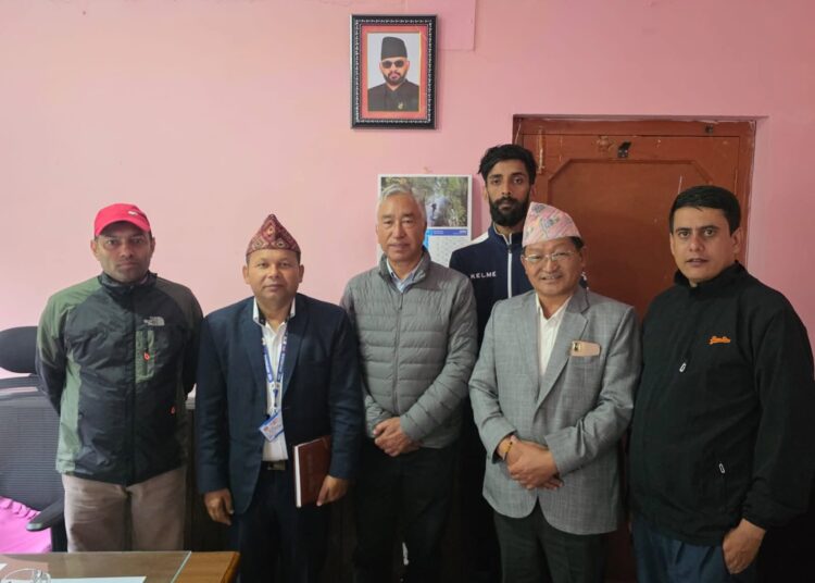 सम्पर्कविहीन जिल्लाबासीको अवस्था बुझ्न सांसद कार्की रसुवामा