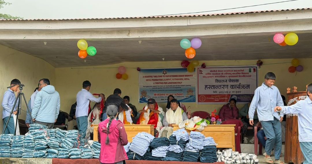 टाक्सिन्दु मा १८३ भन्दा बढी विद्यार्थीलाई विद्यालय पोशाकविका