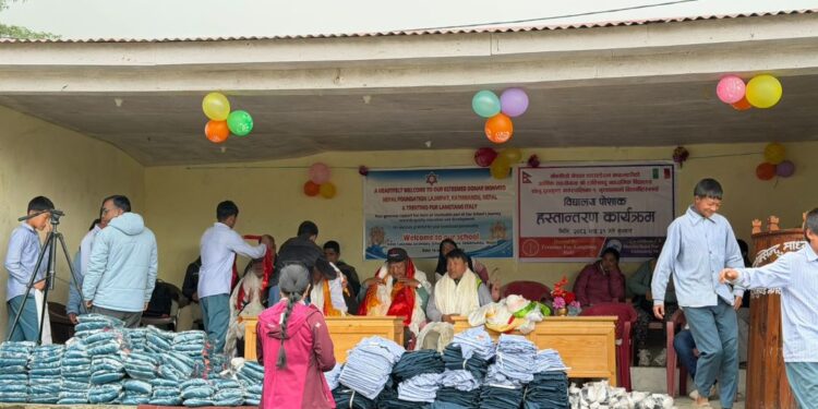 टाक्सिन्दु मा १८३ भन्दा बढी विद्यार्थीलाई विद्यालय पोशाकविका
