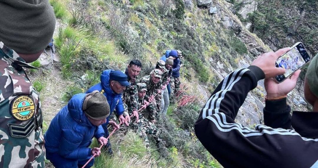 गोक्योबाट फर्कदा हराएका चिनियाँ पर्यटक मृत फेला, जटिल भूगोलबाट शव निकाल्न सफल