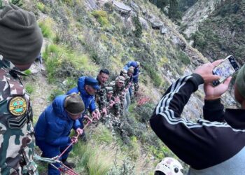 गोक्योबाट फर्कदा हराएका चिनियाँ पर्यटक मृत फेला, जटिल भूगोलबाट शव निकाल्न सफल