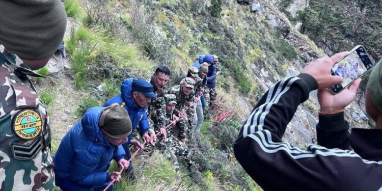 गोक्योबाट फर्कदा हराएका चिनियाँ पर्यटक मृत फेला, जटिल भूगोलबाट शव निकाल्न सफल