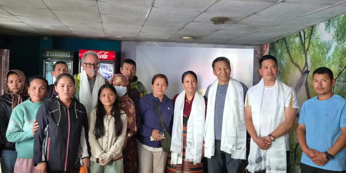 भोटेकोशी बाढीपीडित सोलुखुम्बुका १४ परिवारलाई सात लाख रुपैयाँ सहयोग प्रदान