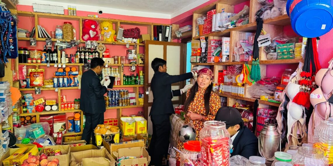 थुलुङ दुधकोशीमा ४१ हजार बराबरको अखाद्य वस्तु बरामद, पसल बन्द गरेर भागे व्यापारी