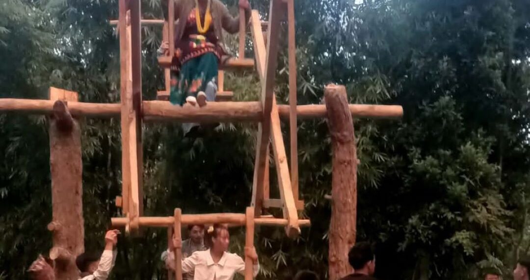 दशैँमा फेरि घुम्दैछ आरुबोटको रोटे पिङ