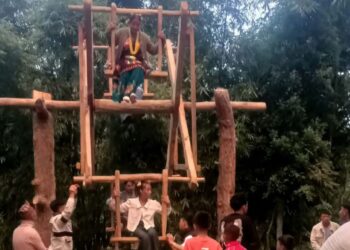 दशैँमा फेरि घुम्दैछ आरुबोटको रोटे पिङ