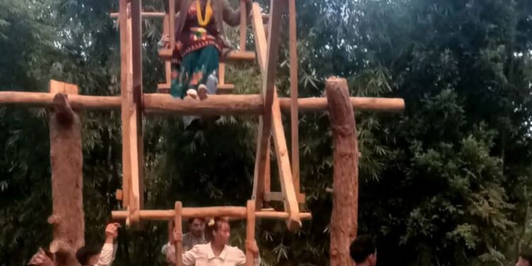 दशैँमा फेरि घुम्दैछ आरुबोटको रोटे पिङ